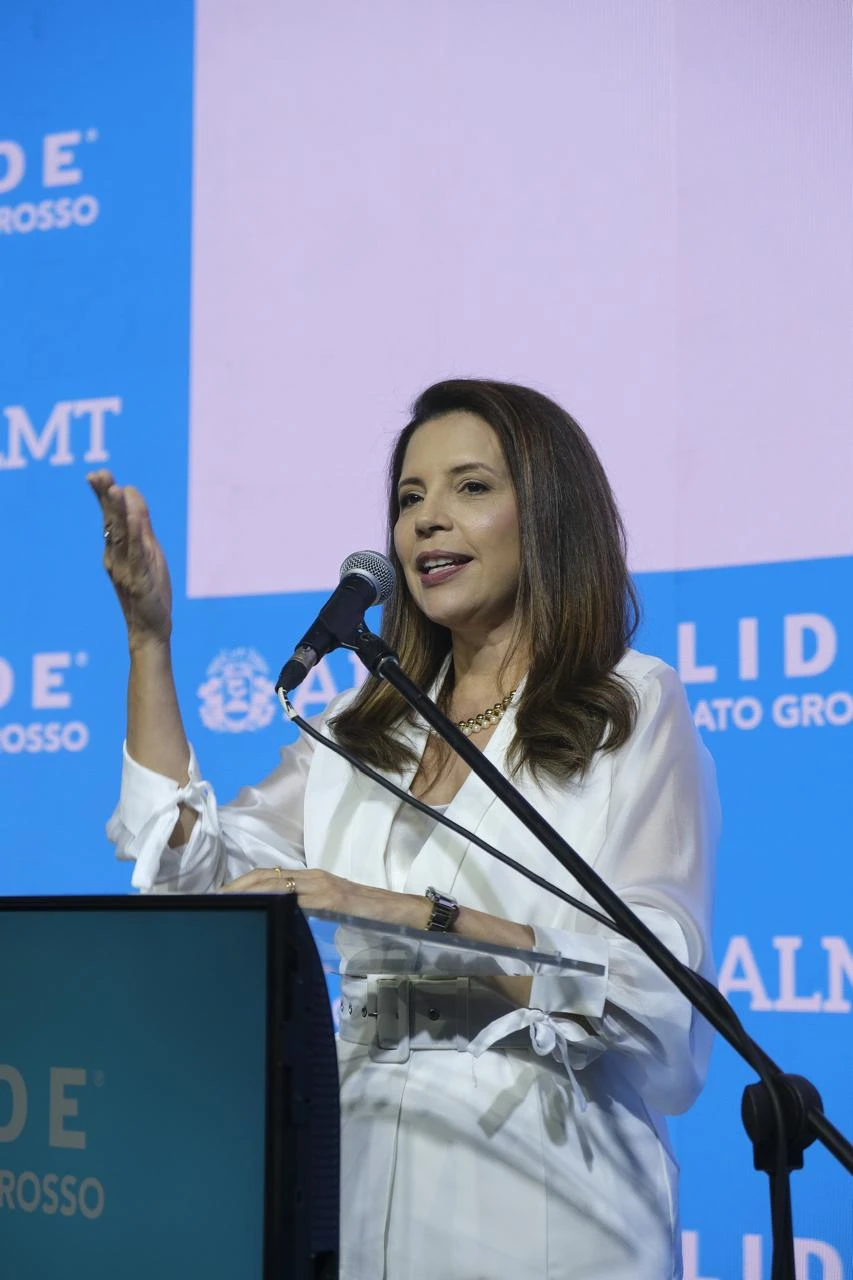 Luzimar Collares ao microfone, de terno branco, apresentando evento do LIDE Mato Grosso